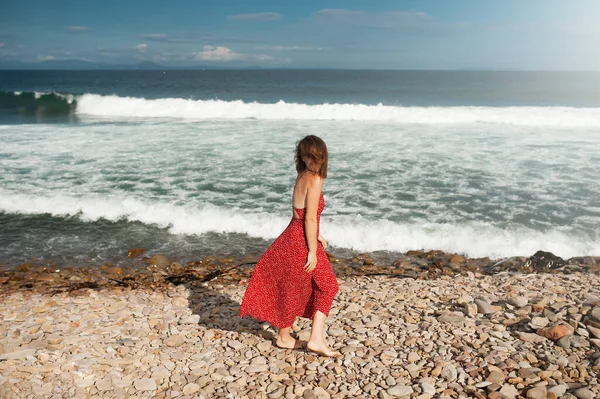 Frau Rotem Langen Kleid Mit Kurzen Dunklen Haaren Spaziert Einem — Stockfoto