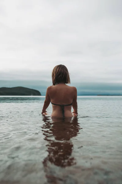 Junges Mädchen Mit Kurzen Dunklen Haaren Sitzt Nackt Badeanzug Meerwasser — Stockfoto