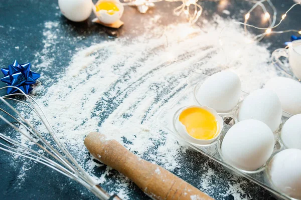 Weiße Eier Ein Nudelholz Ein Metallbesen Ein Glas Milch Und — Stockfoto