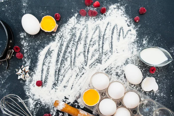 Zutaten Für Einen Saisonalen Erdbeerkuchen Verschüttetes Mehl Frische Himbeeren Nudelholz — Stockfoto