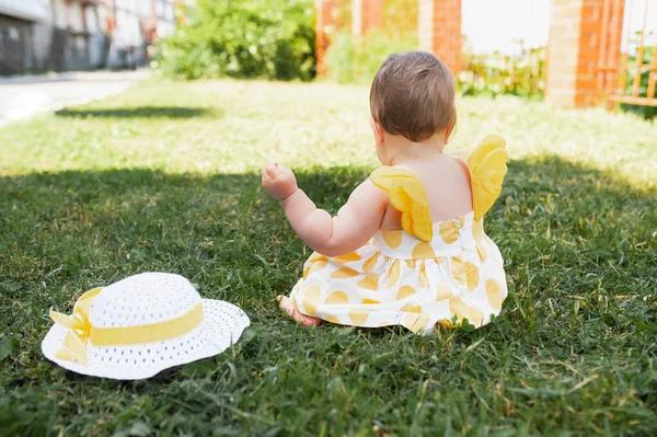 Menina Ano Idade Sentado Gramado Verão Verde Vestido Branco Com — Fotografia de Stock