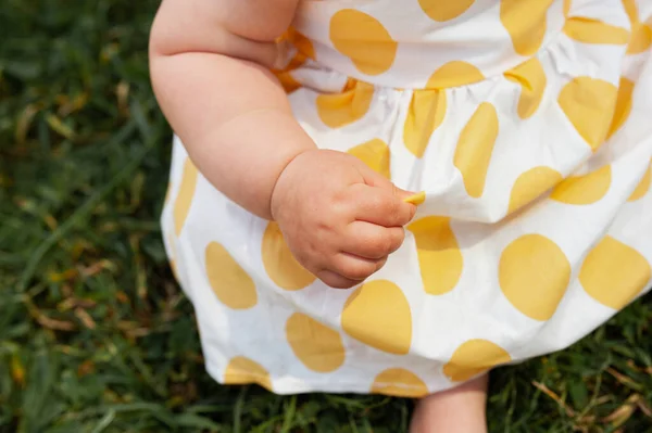 Pequenas Mãos Gordas Com Pregas Meninas Vestido Branco Com Ervilhas — Fotografia de Stock