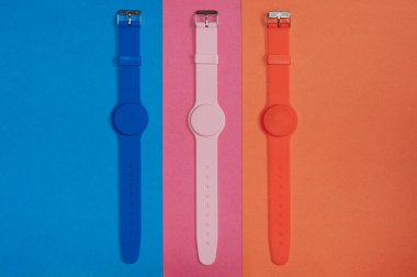 Spor ve spor için üç tane silikon kol saati. Mavi, pembe ve turuncu silikon el aksesuarları. Üç renkli.