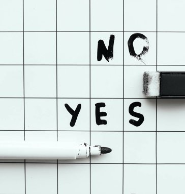 Evet ya da hayır şeklinde siyah işaretli bir manyetik tahtaya yazı yazmak. 