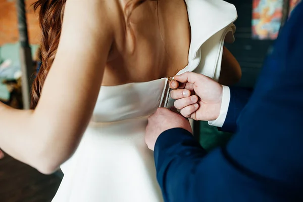 Mannen Ruwe Handen Een Blauw Pak Vast Gouden Rits Van — Stockfoto