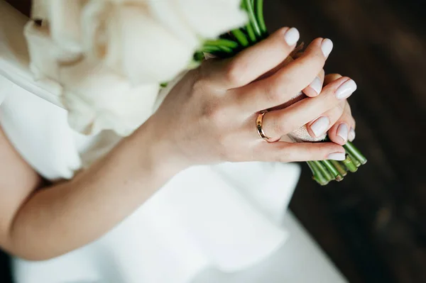Een Vrouwenhand Met Een Gouden Ring Haar Ringvinger Lichte Kleding — Stockfoto