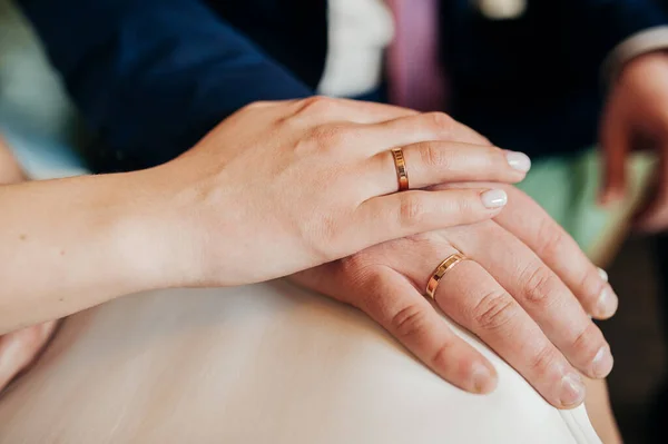 Handen Pasgetrouwden Close Met Identieke Gouden Ringen Vingers Geen Gezichten — Stockfoto