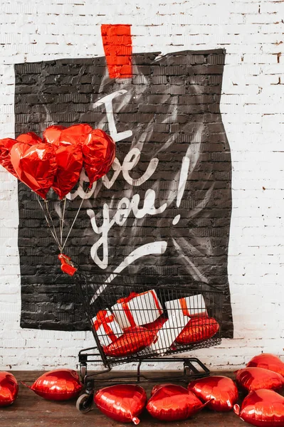 White Brick Wall Graffiti Love You Metal Black Grocery Basket — Stock Photo, Image