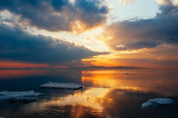 Невероятный Красивый Закат Море Фоне Гор Море Спокойная Вода Которой — стоковое фото