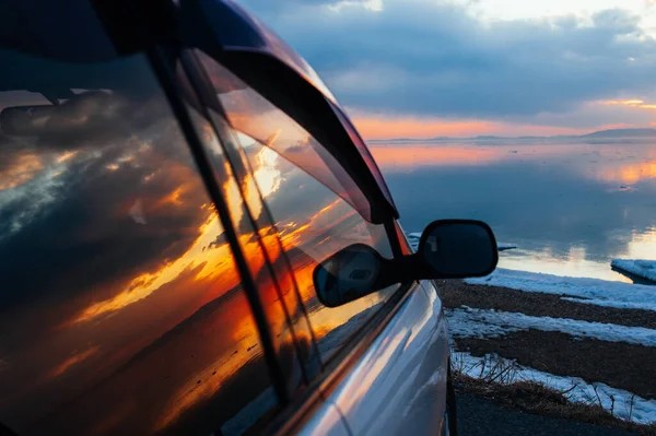 Spiegelung Eines Leuchtend Orangen Sonnenuntergangs Meer Der Seitenscheibe Des Autos — Stockfoto