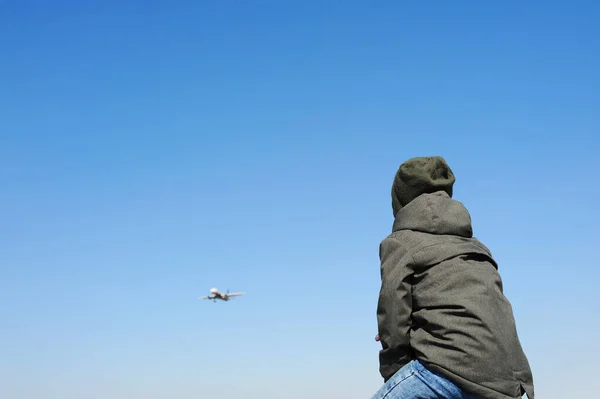 Menino Uma Jaqueta Cáqui Chapéu Senta Para Trás Avião Passageiros — Fotografia de Stock