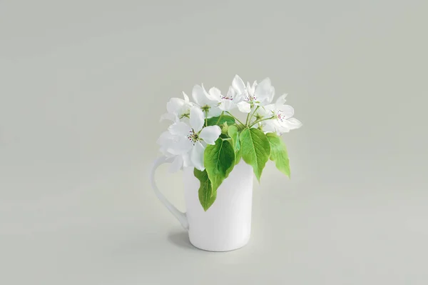 Caneca Porcelana Alongada Estilo Branco Cheia Flores Brancas Com Folhas — Fotografia de Stock