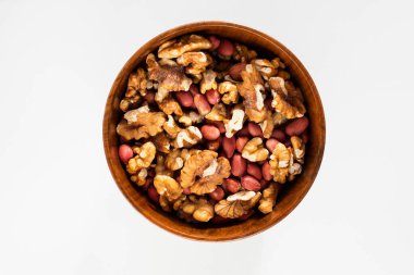 Beyaz arka planda ahşap bir kasede fındık karışımı