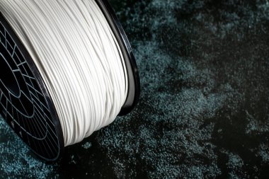 3D baskı için iplik. Beyaz rengin parlak termoplastiği. Makara dikey görünümü.