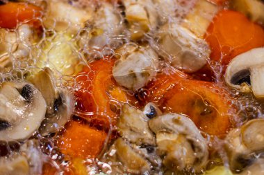 Sebzeli Ragout. Mantarlı sebze pişirmek. Mantarlı haşlanmış sebze. Üst ekran.