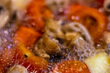 Sebzeli Ragout. Mantarlı sebze pişirmek. Mantarlı haşlanmış sebze. Üst ekran, makro.