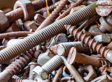 Paslı ve paslı endüstriyel vida fındık ve cıvata. Makro