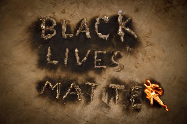 Siyahi Yaşamlar Mevzusu slogan olarak ateş alevleri, siyah pudralı kurum ile ortaya çıkan insan hakları protestosu mesajı, siyah yaşamlar dünya çapında hareket, ırkçılık kavramına son verme, siyahi tarih, Afrikalı Amerikalılara karşı ırkçı şiddete son verme,