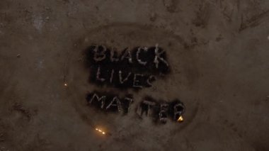Siyahi Yaşamlar Mevzusu slogan olarak 