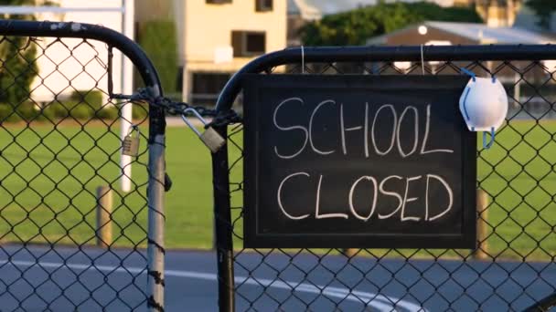 Шкільний Закритий Знак Захисною Маскою Обличчя Висить Заблокованих Воротах Концепція — стокове відео
