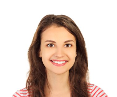 Yakın çekim gülümsemek beyaz genç kadın portresi. duygusal kız beyaz arka plan üzerinde izole.