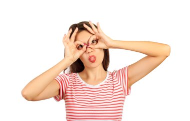 Dilini ve dürbün göze parmak ile gösterilen çılgın yaratıcı kız portresi. duygusal kız beyaz arka plan üzerinde izole.