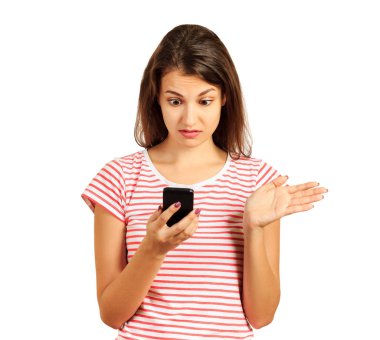 sürpriz öğrenci kız çizgili bir üst giymiş, bir akıllı telefon tutarak ellerinde, şaşkın şaşkın bak utandım. duygusal kız beyaz arka plan üzerinde izole.