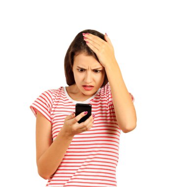 Çizgili tişört şok, beklenmedik, endişeli bir ifadeyle, kolunu akıllı telefon bakarak başında elini tutarak çekici mutsuz kız portresi. WTF kavramı. duygusal kız beyaz arka plan üzerinde izole.