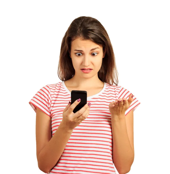 Esmer kadın seyir telefon sürpriz ve neler olduğunu anlamıyor. duygusal kız beyaz arka plan üzerinde izole.