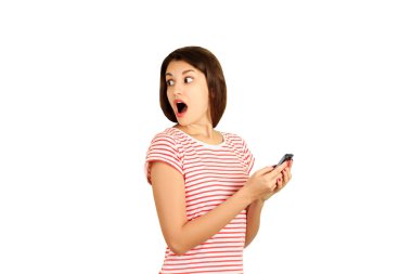 kız göndermek bir mesaj ve sürpriz onun ağzını açık geri döner. duygusal kız beyaz arka plan üzerinde izole.