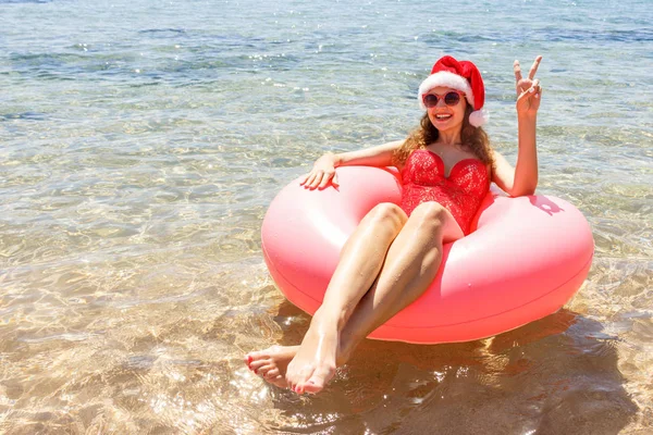 Счастливая Молодая Девушка Рассыпанном Пончике Плавает Море Улыбаясь Солнцезащитных Очках — стоковое фото