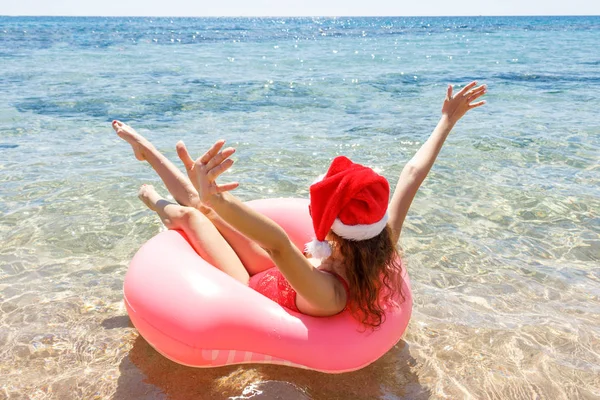 Felice Giovane Ragazza Una Ciambella Spruzzata Galleggiare Nel Mare Sorridente — Foto Stock