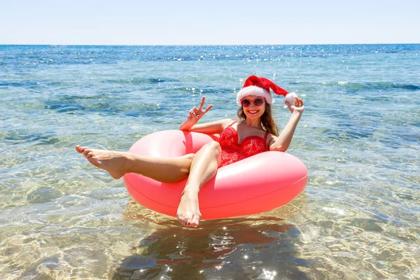 Felice Giovane Ragazza Una Ciambella Spruzzata Vith Cappello Natale Galleggiare — Foto Stock