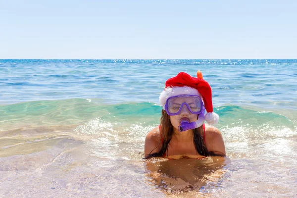 Snorkeling Ragazza Con Occhiali Tubo Cappello Babbo Natale Nuotare Vacanza — Foto Stock