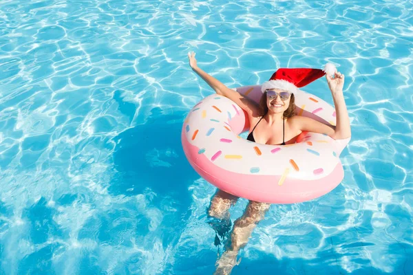 Hermosa Mujer Loca Sombrero Navidad Relajante Anillo Inflable Piscina Azul —  Fotos de Stock