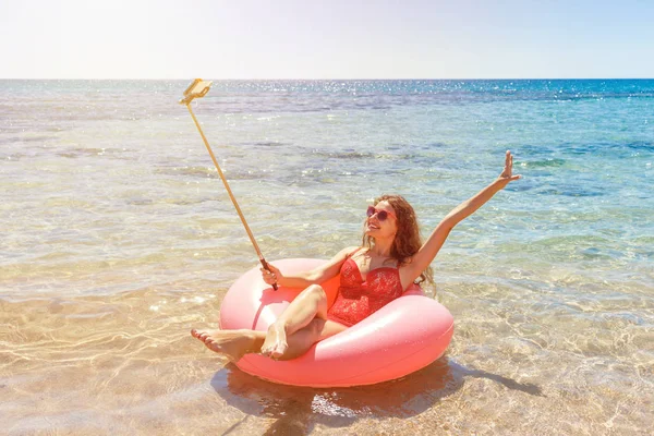 Šťastná Dívka Dělá Selfie Sypané Kobliha Plovoucí Moři Usmívající Sluneční — Stock fotografie