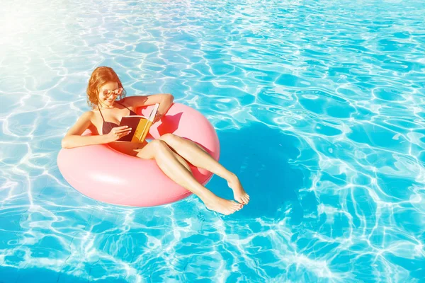 Hermosa Mujer Feliz Leyendo Libro Con Anillo Inflable Relajante Piscina —  Fotos de Stock