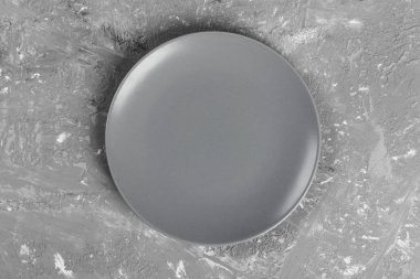 Beyaz arka plan gri bir tablo üzerinde çanak.