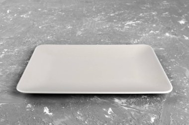 boş dikdörtgen plaka üzerinde gri tablo arka planı.