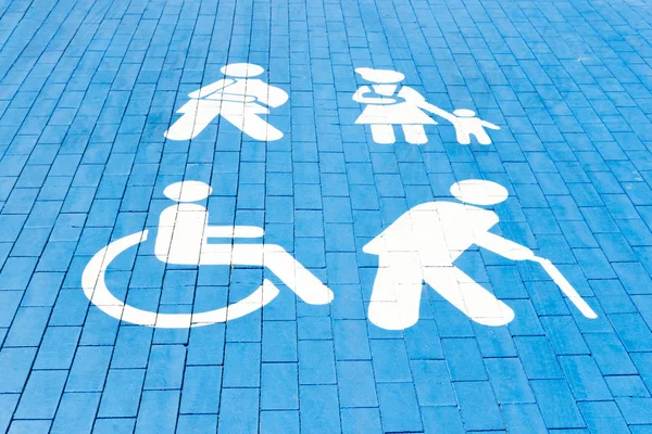 Behindertenparkplatz Mutter Mit Kind Ältere Person Und Mann Mit Gips — Stockfoto