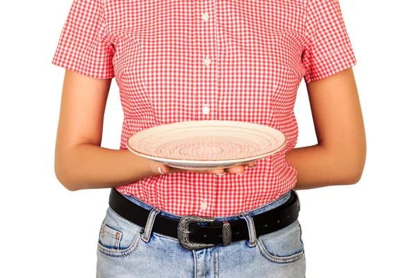 Κοπέλα Ντυμένη Ένα Κόκκινο Πουκάμισο Κρατώντας Ένα Λευκό Άδειο Πιάτο — Φωτογραφία Αρχείου