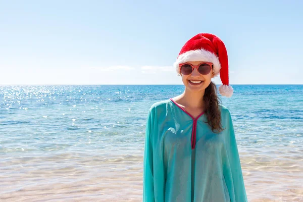 休日楽園ビーチでリラックスしたサンタの帽子の女性 クリスマス休暇 — ストック写真