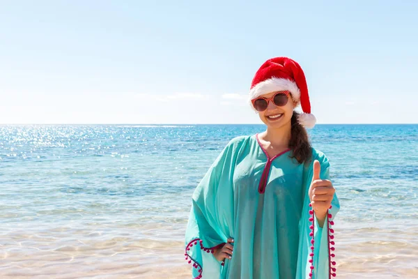 Donna Col Cappello Babbo Natale Bikini Sulla Spiaggia Tropicale Vacanze — Foto Stock