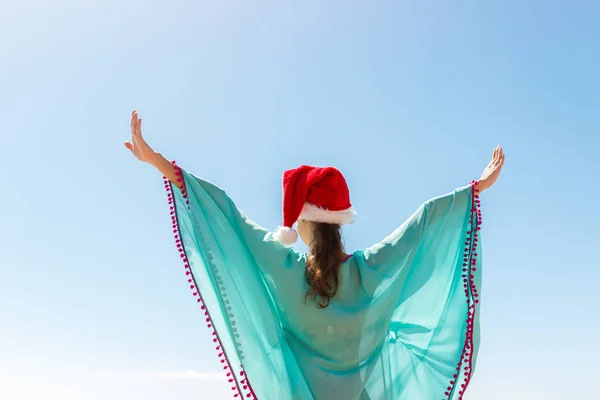 Gökyüzüne Sahilde Uzanmış Eller Kadınla Bir Turist Bir Noel Baba — Stok fotoğraf