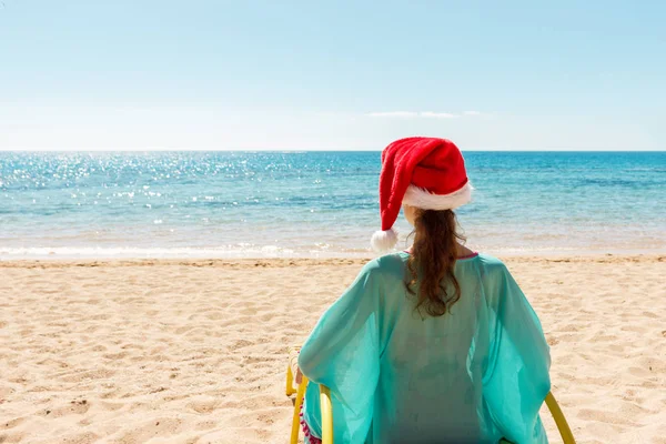 Mutlu Kadın Harika Yılbaşı Tatil Plaj Şezlong Santa Şapka Uzak — Stok fotoğraf