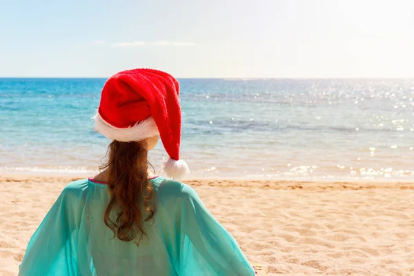 Harika Yılbaşı Tatil Plaj Şezlong Santa Şapka Uzak Seyir Üzerinde — Stok fotoğraf