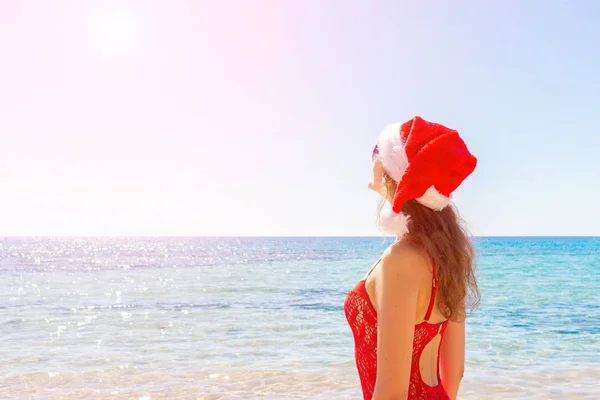 Jovem Mulher Chapéu Pai Natal Praia Férias Natal Espaço Cópia — Fotografia de Stock