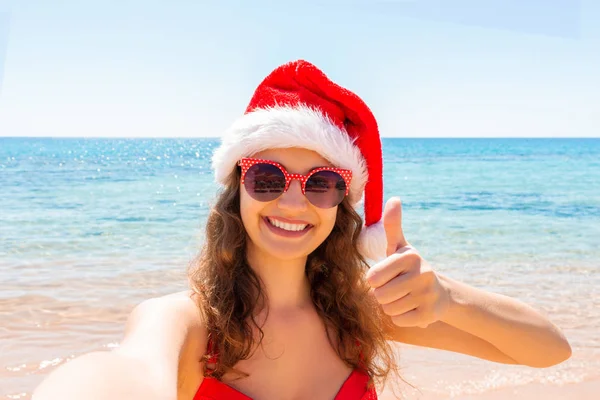 Młoda Dziewczyna Santa Hat Zabawy Biorąc Smartphone Selfie Zdjęcia Toples — Zdjęcie stockowe