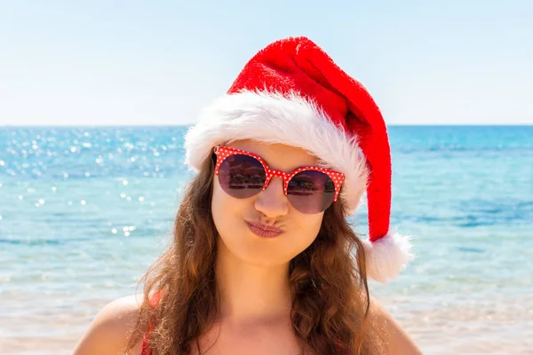 Natal Praia Férias Viagem Retrato Mulher Vestindo Santa Chapéu Apreciando — Fotografia de Stock