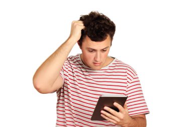 Genç bir dijital tablet üzerinde çalışan öğrenci şok. duygusal adam beyaz arka plan üzerinde izole.